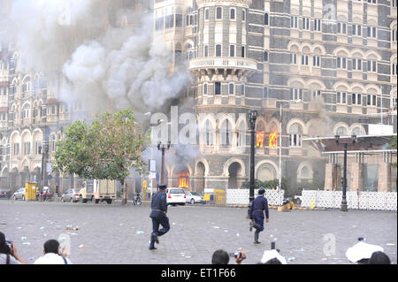 Incendie dans le Taj Mahal Hotel après une attaque terroriste par Deccan Mujahideen dans Bombay Mumbai Inde le 26 novembre 2008 Banque D'Images