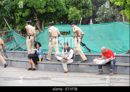 Les personnes lisant le journal à l'extérieur de l'hôtel Taj Mahal ; attaque terroriste Deccan Mujahedeen le 26 novembre 2008 à Bombay Banque D'Images