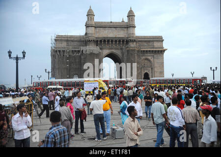 Médias et foule devant de porte de l'Inde ; après une attaque terroriste par Deccan Mujahedeen le 26 novembre 2008 à Bombay Banque D'Images