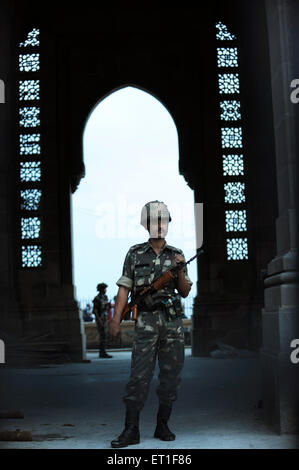 Officier de l'arme avec porte de l'Inde ; après une attaque terroriste par Deccan Mujahedeen le 26 novembre 2008 à Bombay Banque D'Images