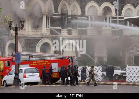 Fire Brigade essayant d'éteindre le feu aile de Taj Mahal Hotel ; attaque terroriste Deccan Mujahedeen 26 novembre 2008 Bombay Banque D'Images