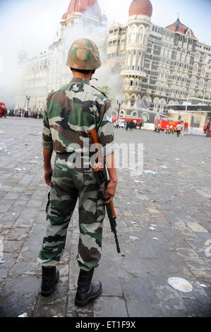 Garde nationale de sécurité NSG commando à l'hôtel Taj Mahal Apollo Binder après une attaque terroriste à Bombay Mumbai Maharashtra Inde Asie asiatique 2008-11-26 Banque D'Images