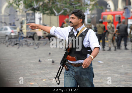 Policier Taj Mahal Hotel ; après une attaque terroriste par Deccan Mujahedeen le 26 novembre 2008 à Bombay Mumbai Banque D'Images