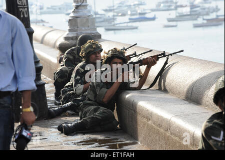 Délégué de l'armée à la porte de l'Inde, après l'attaque terroriste en Deccan Mujahedeen le 26 novembre 2008 à Bombay Banque D'Images