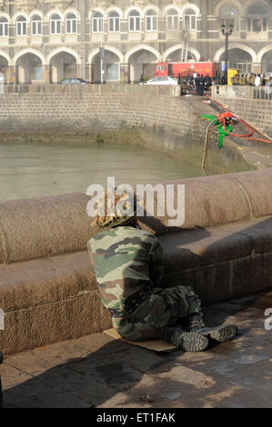 Délégué de l'armée à la porte façon de l'Inde près de Taj Mahal hotel après une attaque terroriste par Deccan Mujahedeen le 26 novembre 2008 à Bombay Banque D'Images