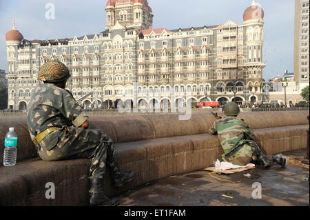 Délégué de l'armée à la porte façon de l'Inde près de Taj Mahal hotel après une attaque terroriste par Deccan Mujahedeen le 26 novembre 2008 à Bombay Banque D'Images