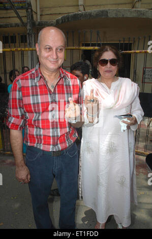 Anupam Kher avec Kiran Kher montrant la marque de vote, acteurs indiens, Inde, Asie, Kirron Kiron Théâtre indien, actrice de cinéma et de télévision, chanteuse Banque D'Images