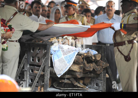 Cérémonie de crémation funéraire hindoue, Hemant Karkare, Chef de l'équipe anti-terrorisme, tué 2008 attentat terroriste de Bombay, Bombay, Mumbai, Maharashtra, Inde Banque D'Images