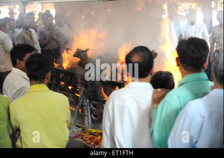 Cérémonie de crémation funéraire hindoue, Hemant Karkare, Chef de l'équipe anti-terrorisme, tué 2008 attentat terroriste de Bombay, Bombay, Mumbai, Maharashtra, Inde Banque D'Images