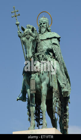 Statue de bronze de Saint Stephen King qui se trouve à l'extérieur de la cathédrale de Matthias à Budapest Banque D'Images