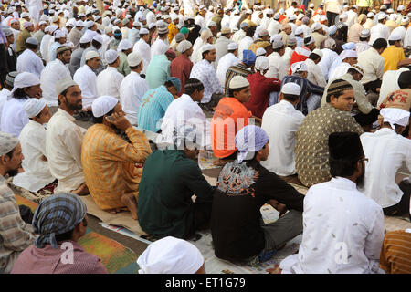 Musulmans priant, culte islamique, prières islamiques, prières d'Eid, Salat al Eid,EID al adha, Bombay, Mumbai, Maharashtra, Inde,Asie Banque D'Images