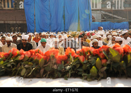 Musulmans priant, culte islamique, prières islamiques, prières d'Eid, Salat al Eid,EID al adha, Bombay, Mumbai, Maharashtra, Inde,Asie Banque D'Images