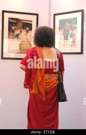 Femme voyant une exposition dans une galerie d'art, Inde, Asie Banque D'Images