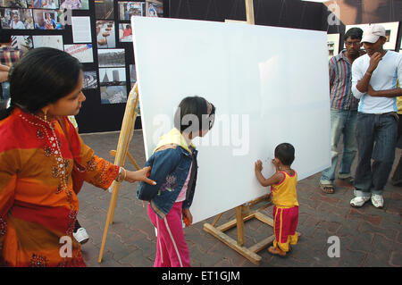 Dessin d'enfant sur toile au festival d'art Kala Ghoda, Kalaghoda, Bombay, Mumbai, Maharashtra, Inde, Asie Banque D'Images