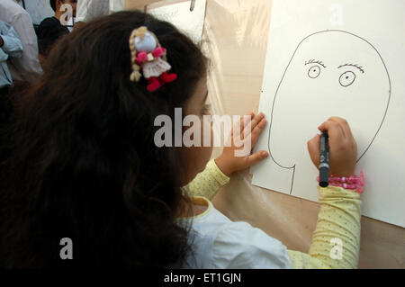 Dessin enfant sur toile à kala ghoda art festival ; Bombay Mumbai Maharashtra ; Inde ; Banque D'Images