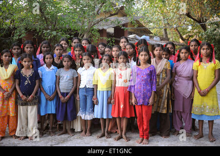 Filles tribales Warli ; Maharashtra ; Inde Banque D'Images