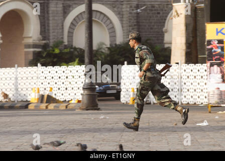 2008 attentats de Bombay, commando tournant à l'extérieur de l'hôtel Taj Mahal, porte de l'Inde, Apollo Binder, Colaba, Bombay,Mumbai, Maharashtra, Inde Banque D'Images