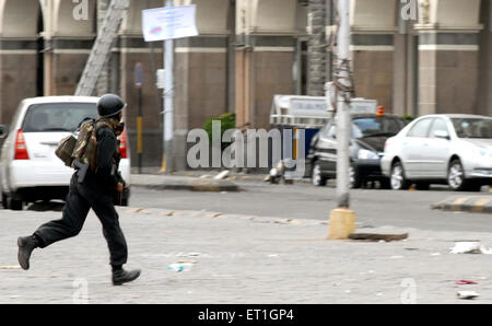 2008 attentats de Bombay, commando tournant à l'extérieur de l'hôtel Taj Mahal, porte de l'Inde, Apollo Binder, Colaba, Bombay,Mumbai, Maharashtra, Inde Banque D'Images