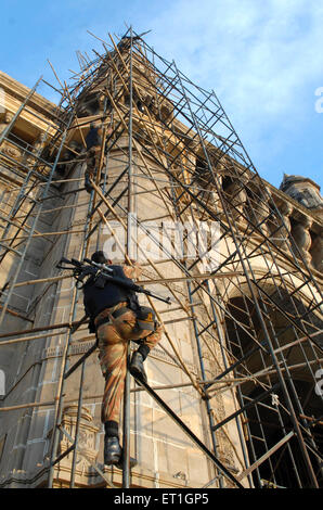 2008 attentats de Bombay, le commando monte des échafaudages à l'extérieur de l'hôtel Taj Mahal, porte de l'Inde, Apollo Binder, Colaba, Bombay,Mumbai, Maharashtra, Inde Banque D'Images