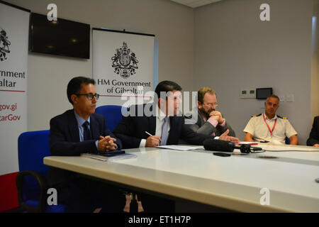 Gibraltar - 10 juin 2015 - en photo Fabian Picardo, Ministre principal de Gibraltar, avec son sous-ministre en chef Dr Joseph Garcia (à gauche) et ministre de l'Environnement John Cortes (droite). Le Ministre principal de Gibraltar Fabian Picardo a répondu aux sociaux-démocrates de Gibraltar le lancement d'un rapport par le Lloyd's Register sur le stockage du GNL pour le ravitaillement et la production d'énergie à Gibraltar. Crédit : Stephen Ignacio/Alamy Live News Banque D'Images