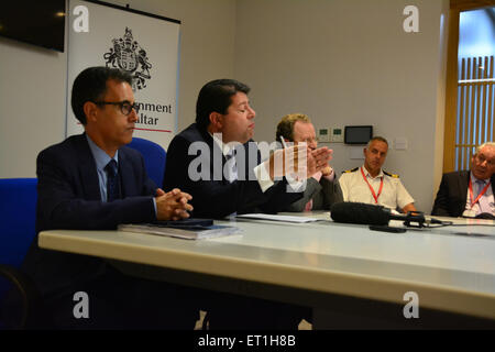 Gibraltar - 10 juin 2015 - en photo Fabian Picardo, Ministre principal de Gibraltar, avec son sous-ministre en chef Dr Joseph Garcia (à gauche) et ministre de l'Environnement John Cortes (droite). Le Ministre principal de Gibraltar Fabian Picardo a répondu aux sociaux-démocrates de Gibraltar le lancement d'un rapport par le Lloyd's Register sur le stockage du GNL pour le ravitaillement et la production d'énergie à Gibraltar. Crédit : Stephen Ignacio/Alamy Live News Banque D'Images