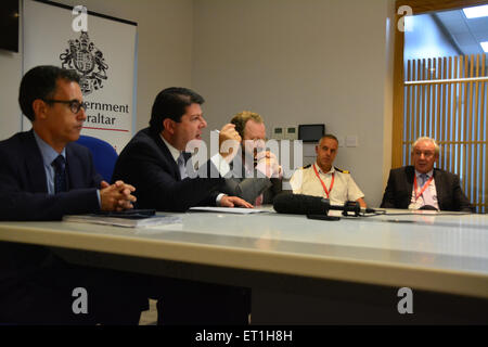 Gibraltar - 10 juin 2015 - en photo Fabian Picardo, Ministre principal de Gibraltar, avec son sous-ministre en chef Dr Joseph Garcia (à gauche) et ministre de l'Environnement John Cortes (droite). Le Ministre principal de Gibraltar Fabian Picardo a répondu aux sociaux-démocrates de Gibraltar le lancement d'un rapport par le Lloyd's Register sur le stockage du GNL pour le ravitaillement et la production d'énergie à Gibraltar. Crédit : Stephen Ignacio/Alamy Live News Banque D'Images