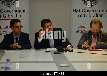 Gibraltar - 10 juin 2015 - en photo Fabian Picardo, Ministre principal de Gibraltar, avec son sous-ministre en chef Dr Joseph Garcia (à gauche) et ministre de l'Environnement John Cortes (droite). Le Ministre principal de Gibraltar Fabian Picardo a répondu aux sociaux-démocrates de Gibraltar le lancement d'un rapport par le Lloyd's Register sur le stockage du GNL pour le ravitaillement et la production d'énergie à Gibraltar. Crédit : Stephen Ignacio/Alamy Live News Banque D'Images