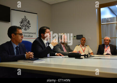 Gibraltar - 10 juin 2015 - en photo Fabian Picardo, Ministre principal de Gibraltar, avec son sous-ministre en chef Dr Joseph Garcia (à gauche) et ministre de l'Environnement John Cortes (droite). Le Ministre principal de Gibraltar Fabian Picardo a répondu aux sociaux-démocrates de Gibraltar le lancement d'un rapport par le Lloyd's Register sur le stockage du GNL pour le ravitaillement et la production d'énergie à Gibraltar. Crédit : Stephen Ignacio/Alamy Live News Banque D'Images