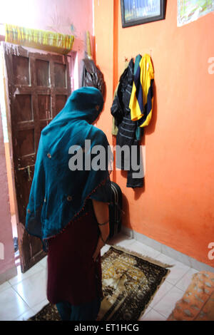 Femme musulmane priant namaz, Bombay, Mumbai, Maharashtra, Inde, Asie Banque D'Images