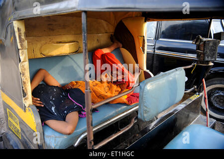 Femme dormant en pousse-pousse auto, Bombay, Mumbai, Maharashtra, Inde,Asie, Asie, Indien Banque D'Images