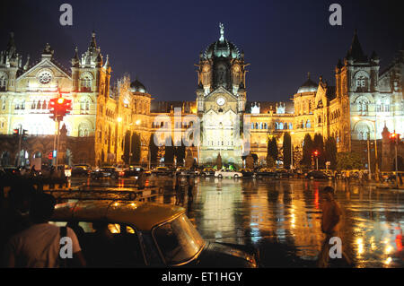 La circulation en face de Victoria terminus vt maintenant Gare Chhatrapati Shivaji cst railway station ; Bombay Banque D'Images