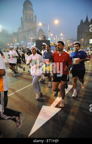 Marathon de Mumbai, coureurs au point de départ, marathon Standard Chartered, bâtiment BMC, VT, CST, Bombay, Mumbai, Maharashtra, Inde, Asie Banque D'Images