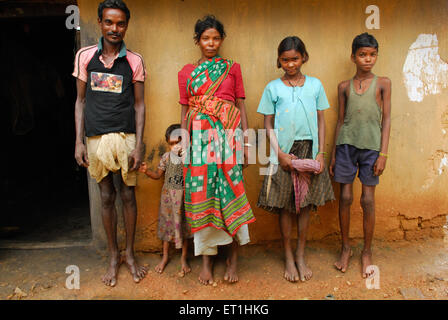 Famille tribale de Ho tribus ; mari femme fils fille ; Chakradharpur ; Jharkhet ; Inde ; Asie Banque D'Images