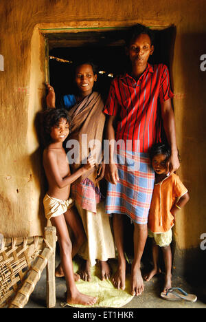 Tribus Ho femme enceinte avec la famille ; ; ; Chakradharpur Jharkhand en Inde PAS DE MR Banque D'Images