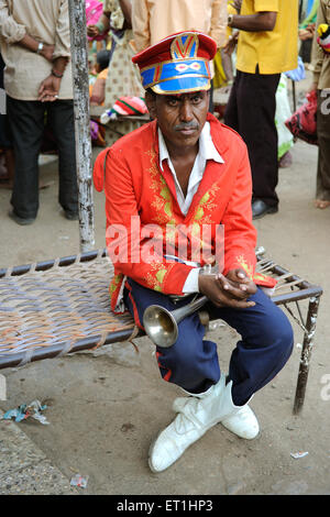 Musicien en attente; festival yellamma; Kamathipura; Lal Bazar; zone de lumière rouge;Grant Road; Bombay; Mumbai; Maharashtra; Inde;Asie; Asie; Indien Banque D'Images