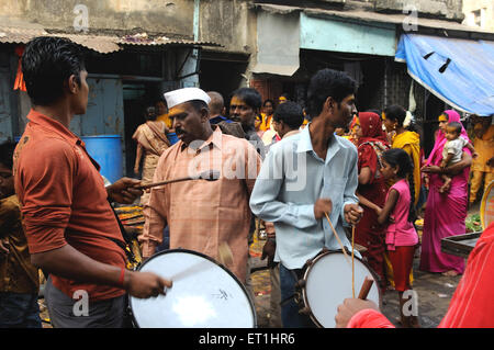 Musiciens; festival Yellamma; Kamathipura; Lal Bazar; zone de lumière rouge;Grant Road; Bombay; Mumbai; Maharashtra; Inde;Asie; Asie; Indien Banque D'Images