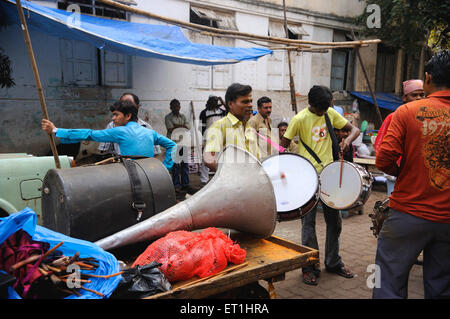 Musiciens; festival Yellamma; Kamathipura; Lal Bazar; zone de lumière rouge;Grant Road; Bombay; Mumbai; Maharashtra; Inde;Asie; Asie; Indien Banque D'Images