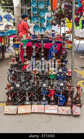 Chamailleries ou tuyaux Narguilé à vendre dans le marché du tourisme à Turgutreis, Turquie Banque D'Images