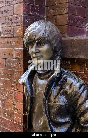 Statue de John Lennon à l'extérieur de la Caverne Pub sur Mathew Street, Liverpool, Merseyside, England, UK Banque D'Images