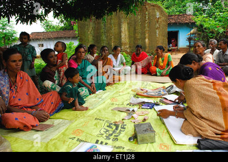 Femmes comptant l'argent, tribu Ho, peuple tribal, Chakradharpur, Singhbhum occidental, Jharkhand, Inde, Asie Banque D'Images