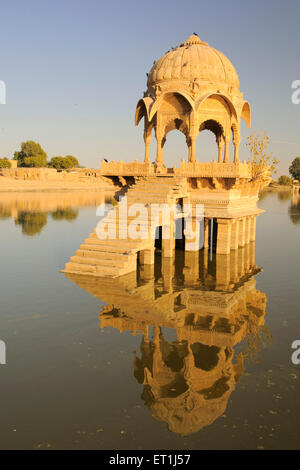 Cénotaphe appelé chhatri reflet dans l'eau construite en milieu de Gadisar lac Gadsisar ou ; ; ; Inde Rajasthan Jaisalmer Banque D'Images