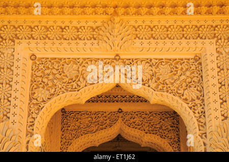 Magnifiquement sculpté haut de arch porte faite de grès au temple à Amarsagar Lake ; ; ; Inde Rajasthan Jaisalmer Banque D'Images