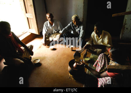 Boisson familiale tribale, tribu Ho, peuple tribal, Chakradharpur, Singhbhum occidental, Jharkhet, Inde, Asie Banque D'Images