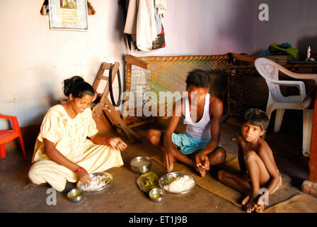 Manger des aliments de la famille des tribus Ho Chakradharpur ; ; ; Inde Jharkhand PAS MR Banque D'Images