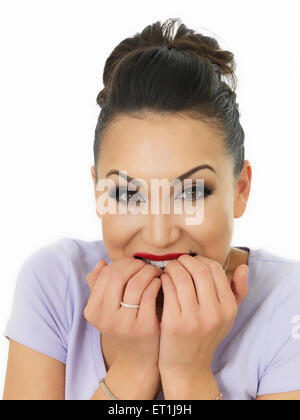 Portrait d'une belle jeune femme hispanique nerveux de mordre ses ongles dans la peur sur un fond blanc. Banque D'Images