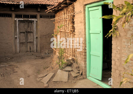 Porte ouverte en bois et cabane fermée en bois avec une paroi en chaume de boudin de vache ; Khidrapur ; Kolhapur ; Maharashtra ; Inde ;Asie Banque D'Images