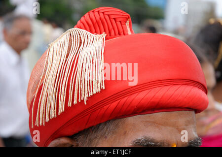 Casque traditionnel portant l'homme ; Pune ; Maharashtra ; Inde Banque D'Images