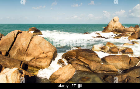 Les vagues de la mer, plage de pierres et vacances d'été. Ciel bleu landscape Banque D'Images