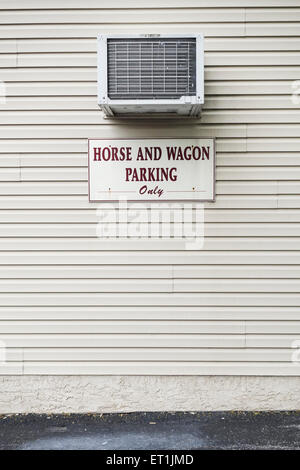 Signer pour Cheval et buggy Amish parking, transport, comté de Lancaster, Pennsylvanie, USA Banque D'Images