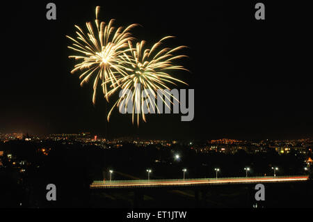 Feu d'artifice pour le festival Diwali ; Pune ; Maharashtra ; Inde ; Asie ;Asiatique ; Indien Banque D'Images